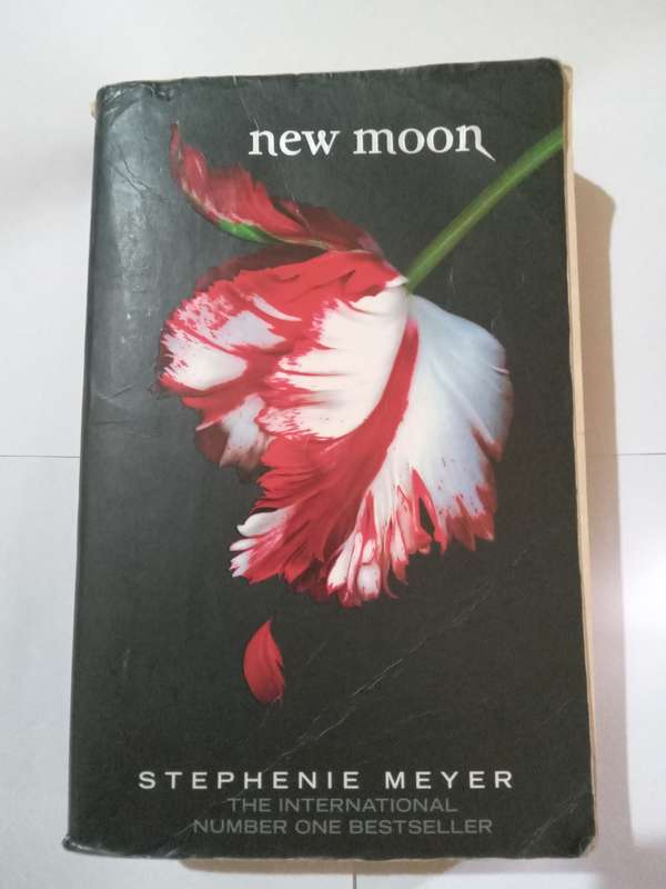 new moon - by STEPHENIE MEYER -2007