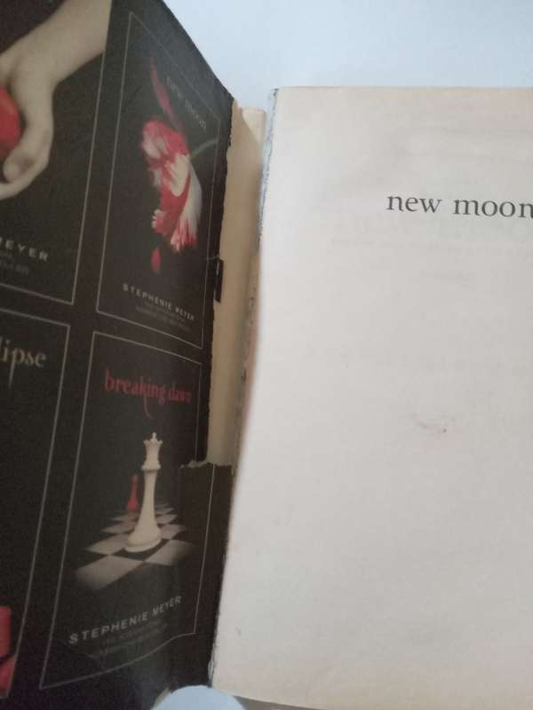 new moon - by STEPHENIE MEYER -2007