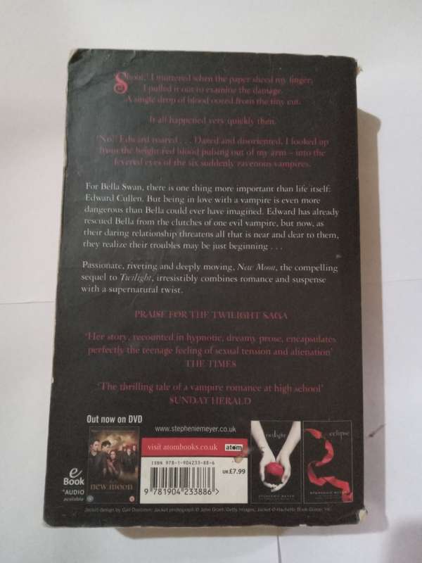 new moon - by STEPHENIE MEYER -2007