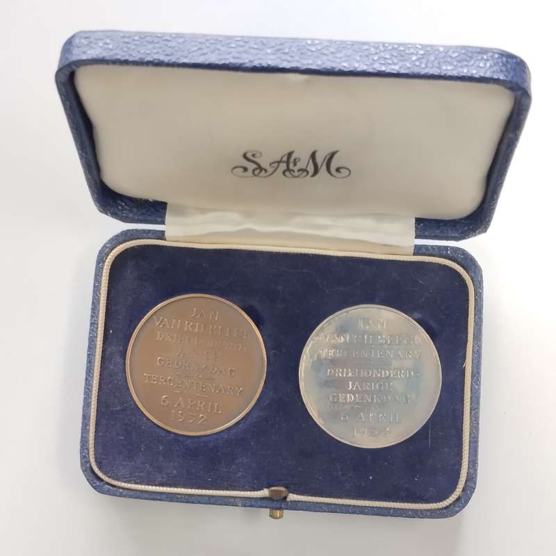 1952 Van Riebeeck Tercentenary Bronze and Silver Medallion Set in SAM Box #M0054