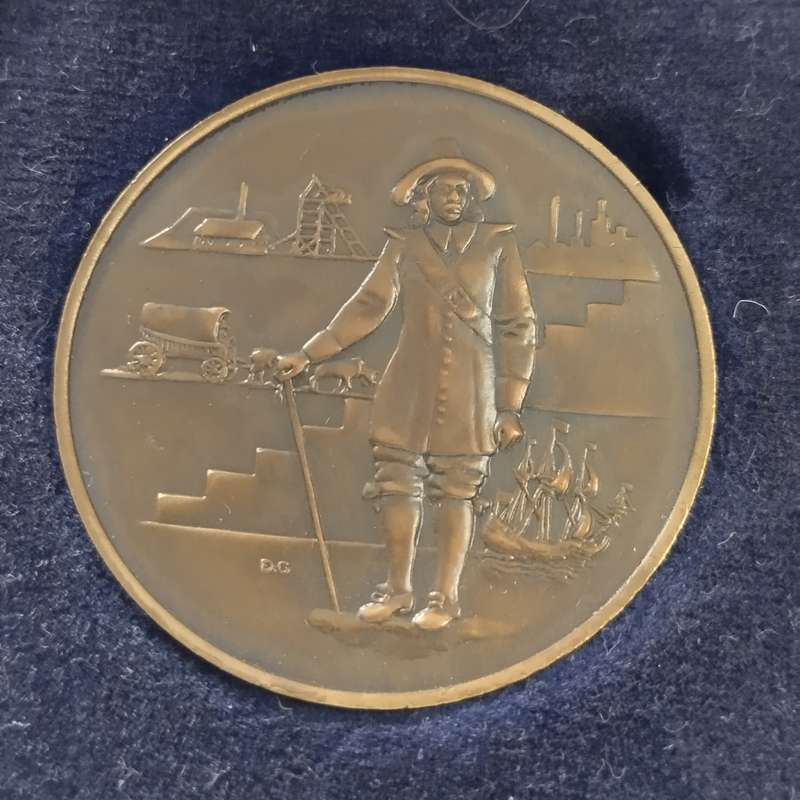 1952 Van Riebeeck Tercentenary Bronze and Silver Medallion Set in SAM Box #M0054