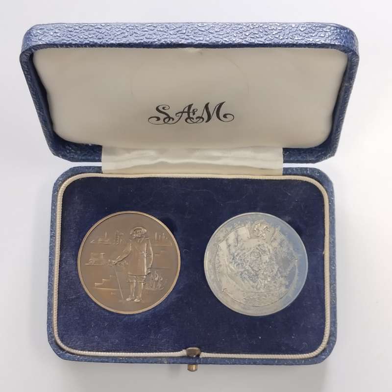 1952 Van Riebeeck Tercentenary Bronze and Silver Medallion Set in SAM Box #M0054