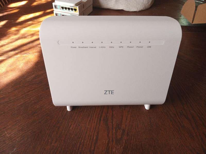 ZTE ZXHN H2884 VDSL/ADSL/Fiber Router  Boxed, Excellent Condition (DOES NOT TAKE A SIM CARD)