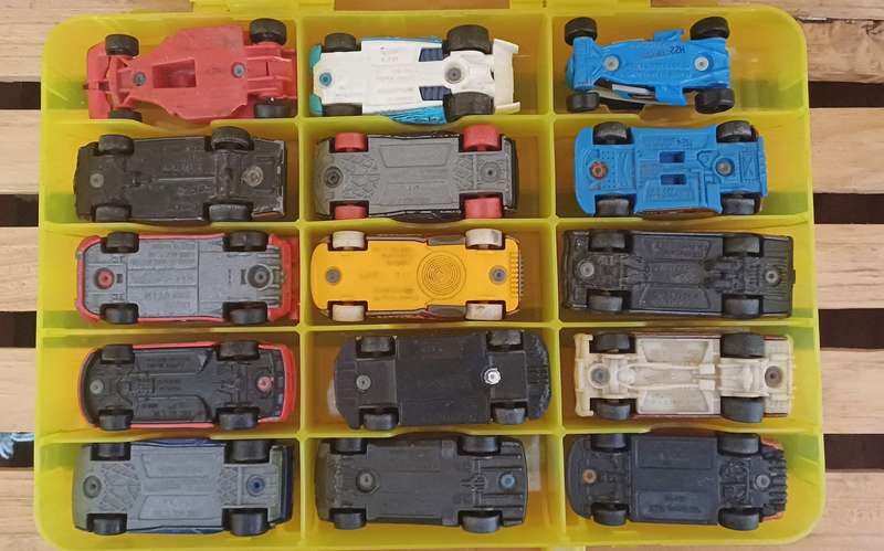 Hotwheels Diecast Cars and Carrier Case (x15)
