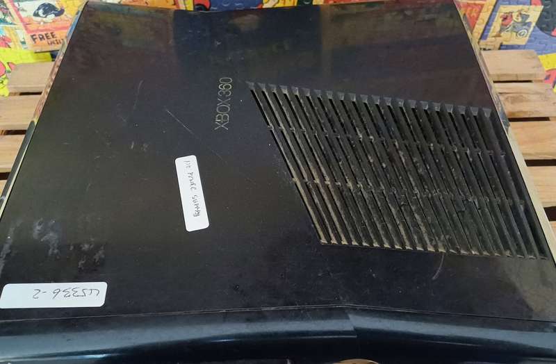 2x Xbox 360 S Console (For parts or to be fixed up)