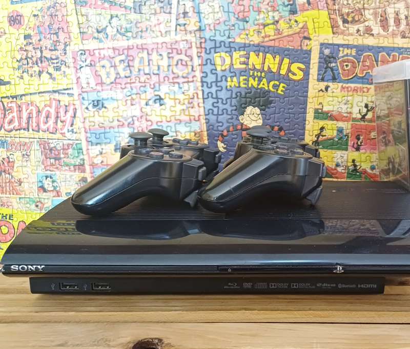 Ps3 Console (12GB) 2x controller and power cable