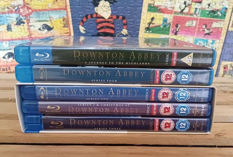 Downton Abbey - Seasons 1 - 4 + 2 Extras (Blu ray)