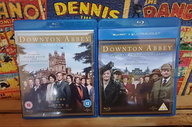 Downton Abbey - Seasons 1 - 4 + 2 Extras (Blu ray)