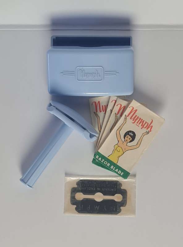 Nymph travel razor