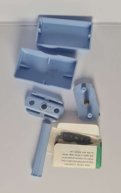 Nymph travel razor