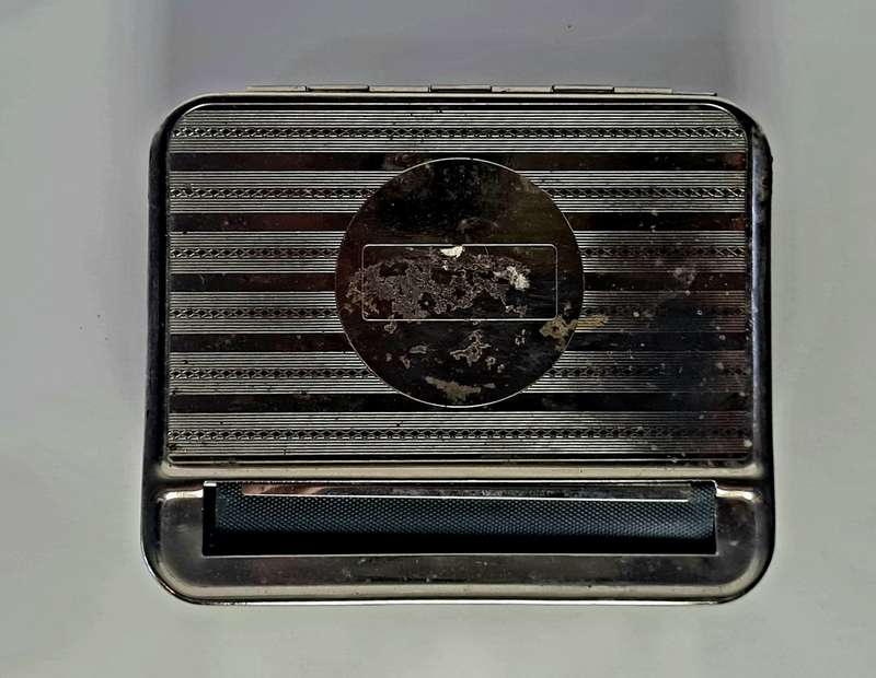 Cigarette rolling tin