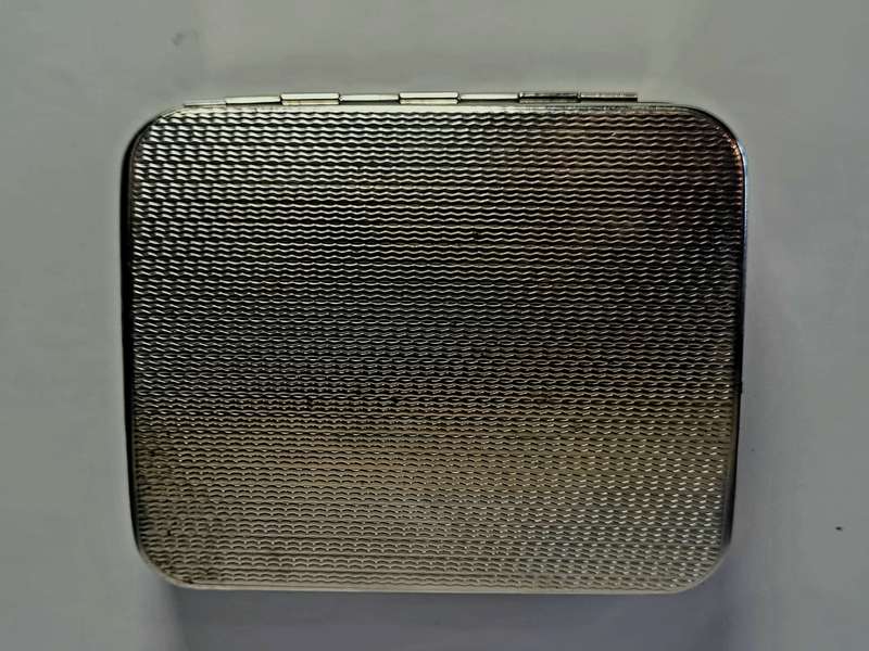 Cigarette rolling tin