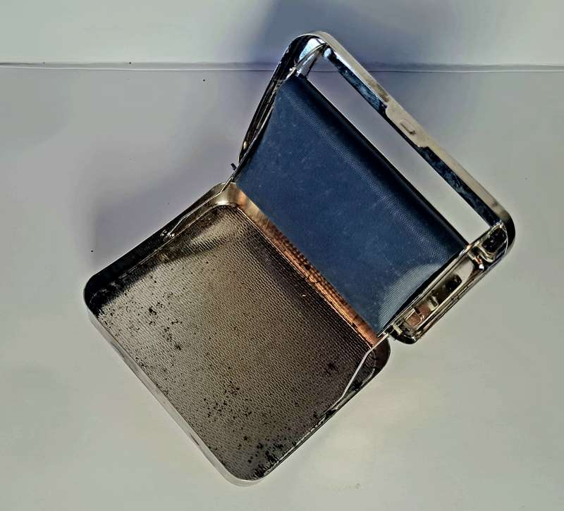 Cigarette rolling tin