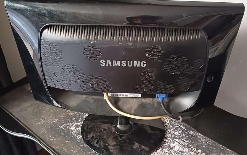 VGA Monitor  Tested & Includes HDMI Adapter + Power Cable