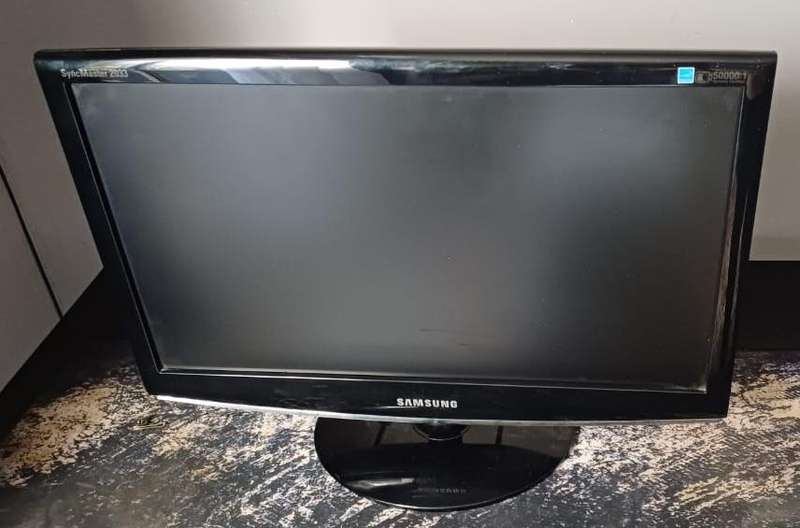 VGA Monitor  Tested & Includes HDMI Adapter + Power Cable