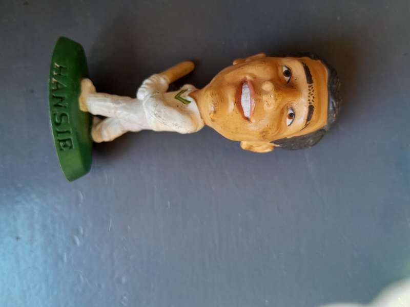 Set of 10 plastic sports figurines 1995 english football and cricket