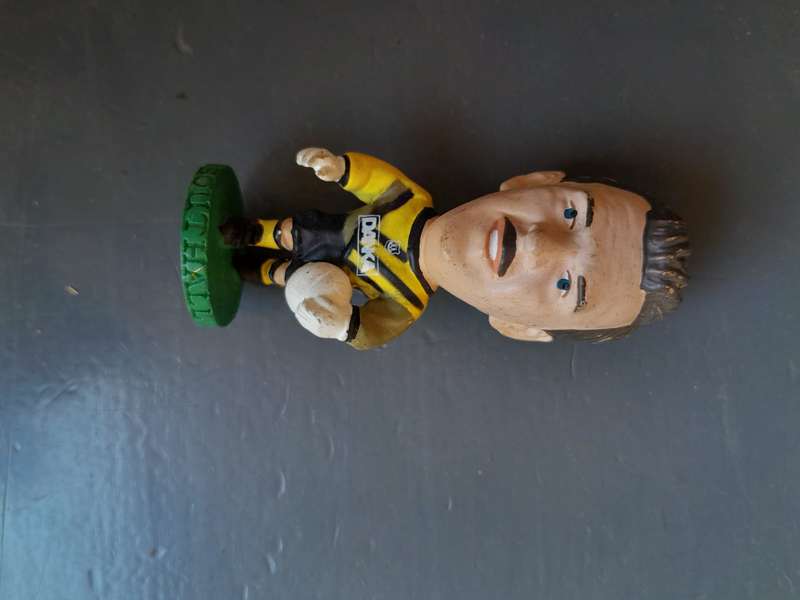 Set of 10 plastic sports figurines 1995 english football and cricket