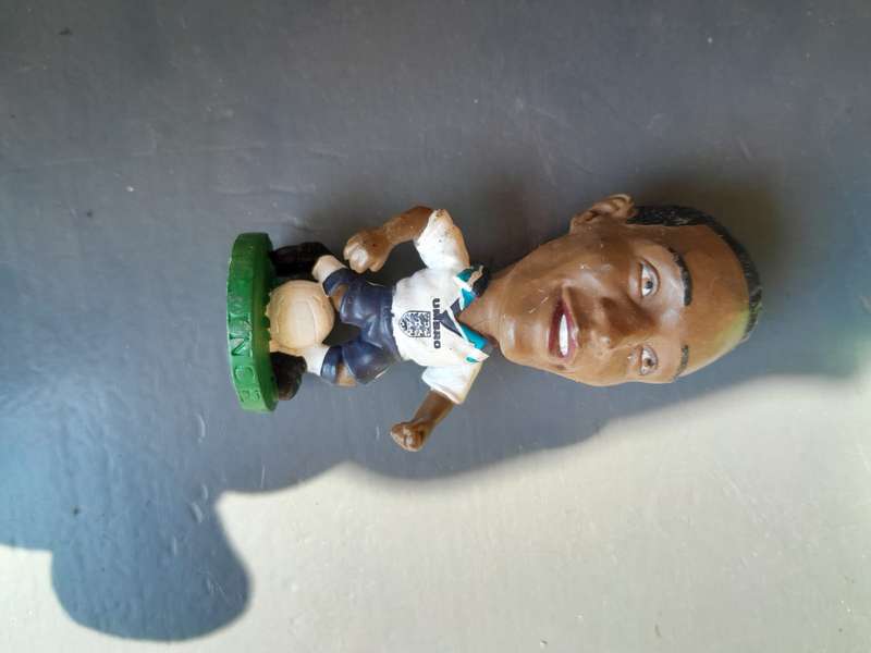 Set of 10 plastic sports figurines 1995 english football and cricket