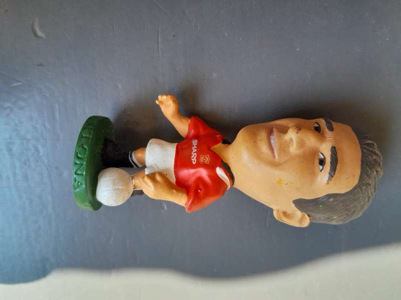 Set of 10 plastic sports figurines 1995 english football and cricket