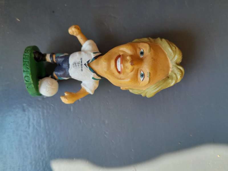 Set of 10 plastic sports figurines 1995 english football and cricket