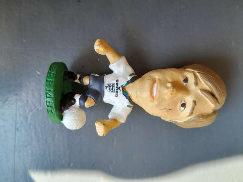 Set of 10 plastic sports figurines 1995 english football and cricket