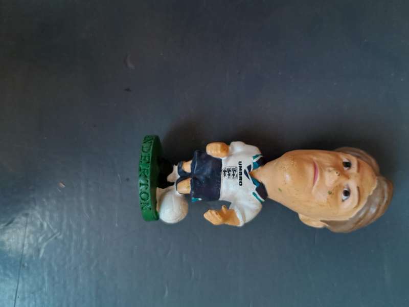 Set of 10 plastic sports figurines 1995 english football and cricket
