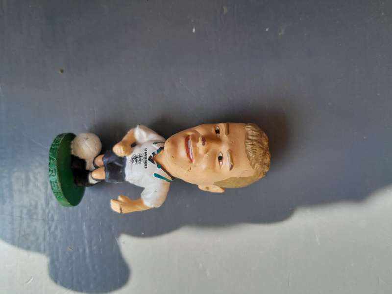 Set of 10 plastic sports figurines 1995 english football and cricket