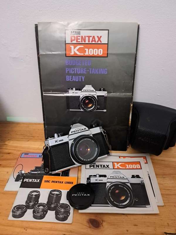 Pentax K1000 35mm Film SLR Camera with SMC Pentax-M 1:2 50mm f2-22 Lens