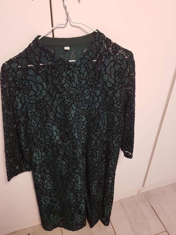 6 Womans Tops & 1 Green Lace Woman  Overcoat.  Size: M/L R800 for all units.