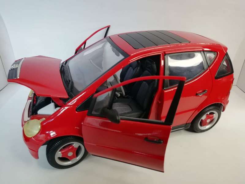Maisto Mercedes-Benz A-Class red 1:18 die-cast