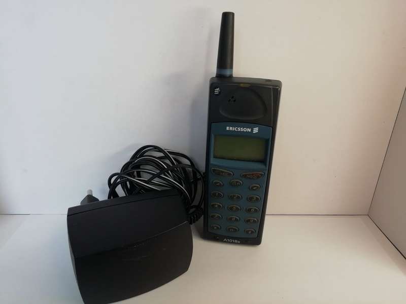 1999 Ericsson A1018s Cellphone, blue dial pad - with charger