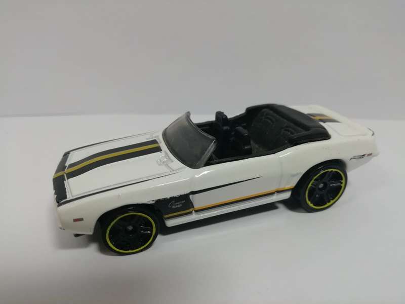 69 Camero TM GM Mattel Hot Wheel 2006