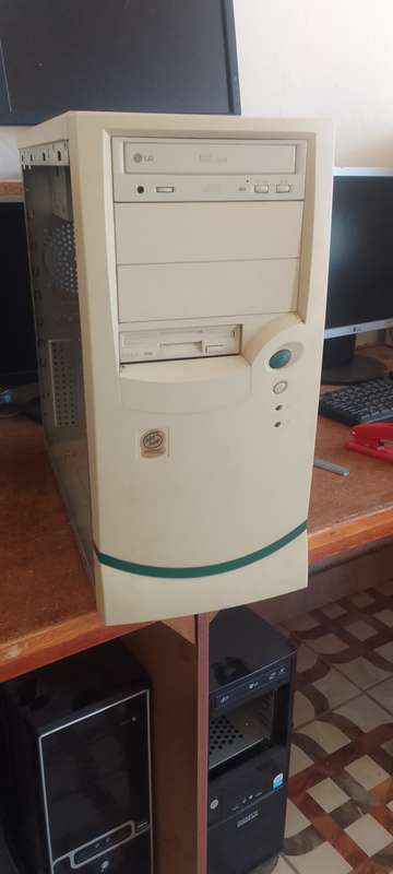 *VINTAGE CELERON COMPUTER