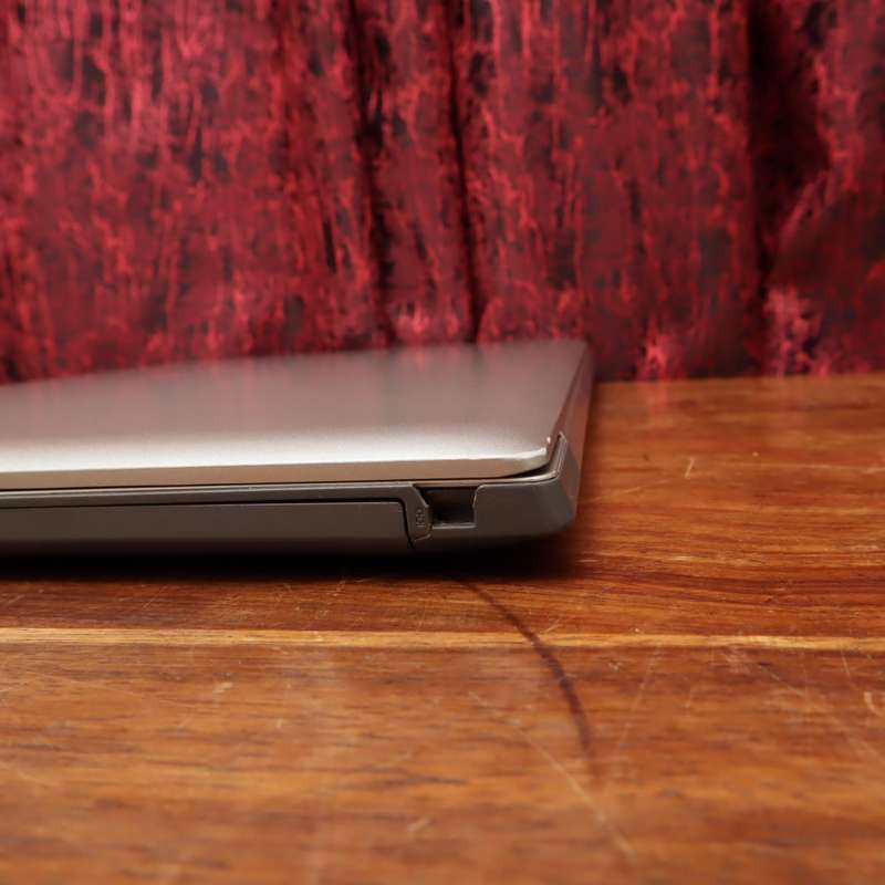 Lenovo IdeaPad 320-15IKB 2.5GHz Core i5 7Th Gen 8GB RAM 250GB SSD 15.6" AMD Radeon(TM) 530