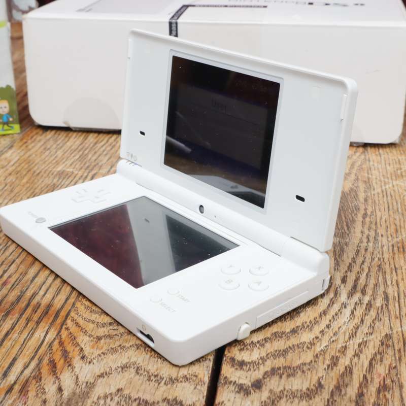 Nintendo DSi Handheld Gaming Console - TWL-001(EUR) With Extra Games