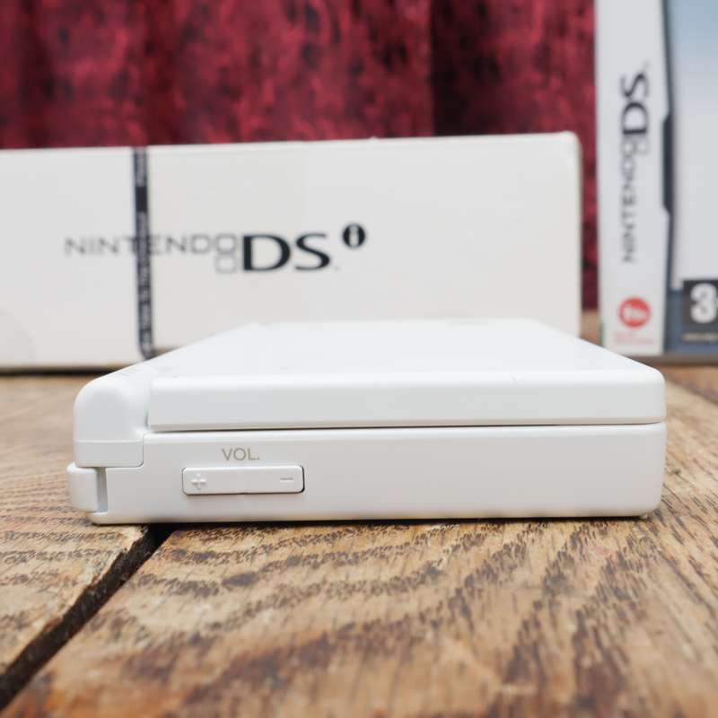 Nintendo DSi Handheld Gaming Console - TWL-001(EUR) With Extra Games