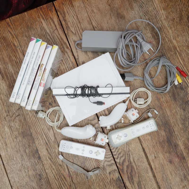 Nintendo Wii RVL-001(EUR) Console Complete Set with Six Games