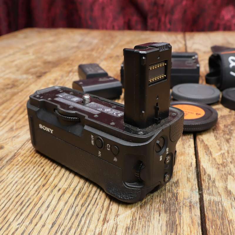Sony Vertical Battery Grip and Battery for a7 II - a7R II - a7S II - (VG-C2EM) and Accessories