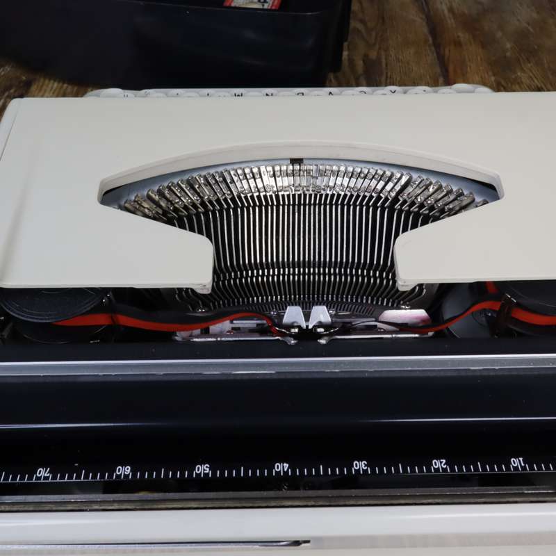 Brother Deluxe 800 Typewriter
