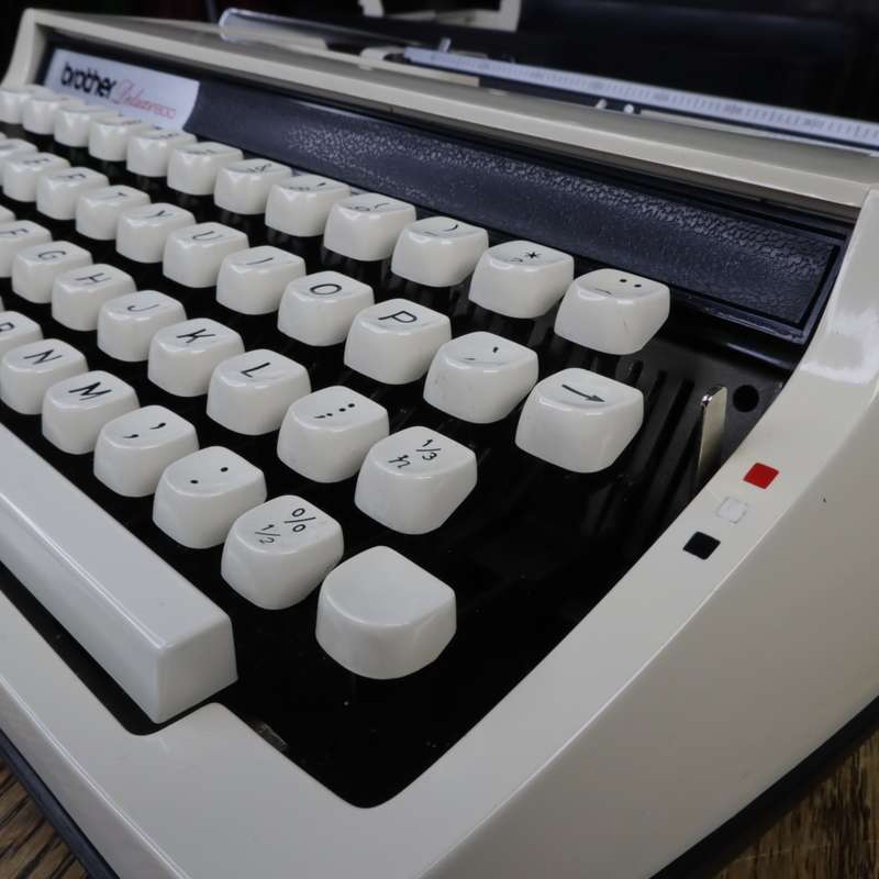 Brother Deluxe 800 Typewriter