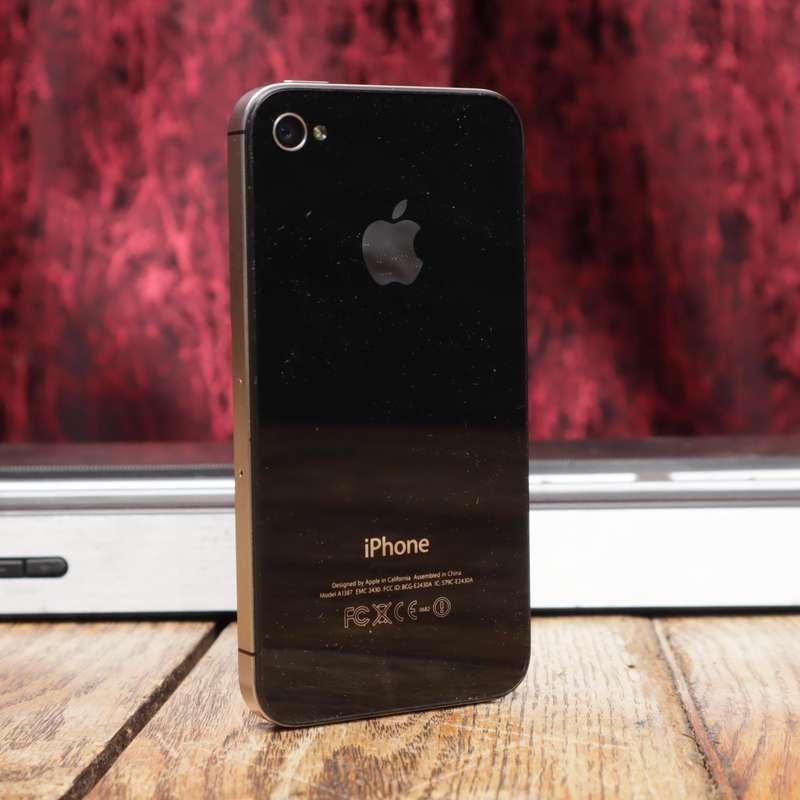 iPhone 4s 32GB A1387 and iPega Docking Station Speaker