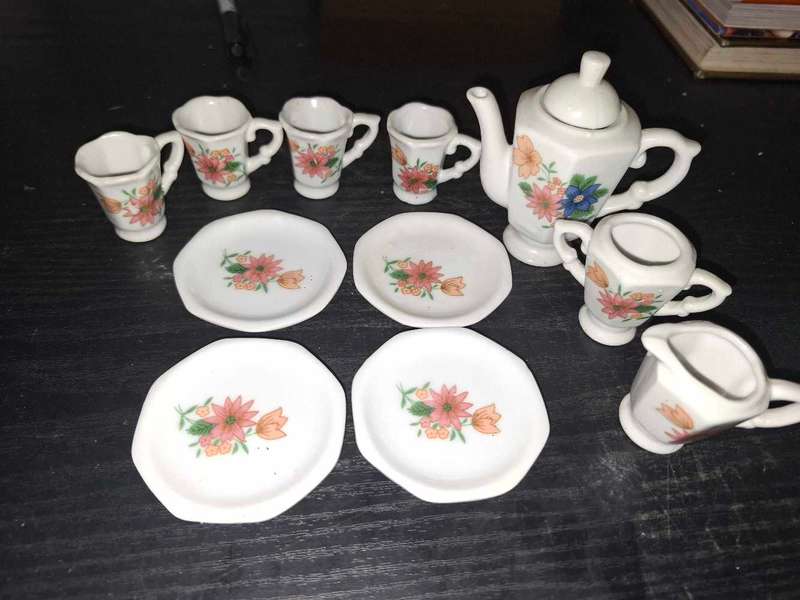 Tiny plates en teapots