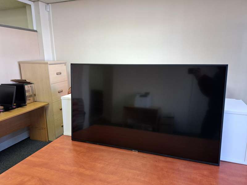 Samsung 55-Inch 4K UHD Smart TV (Model: UA55AU7100K)