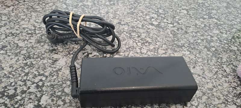 Sony 90W laptop Charger