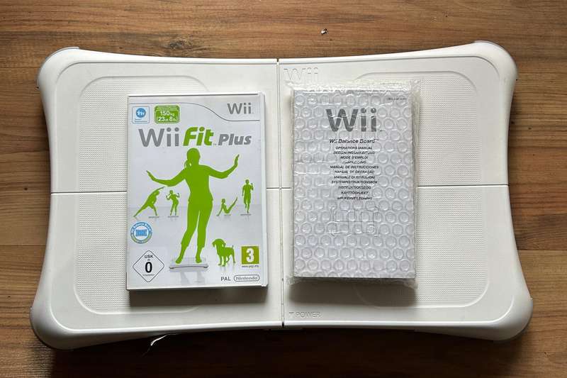 Wii Fit Plus (Balance Board Bundle) CIB