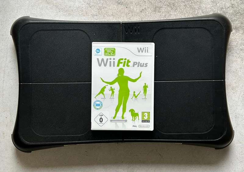 Wii Fit Plus (Balance Board Bundle)