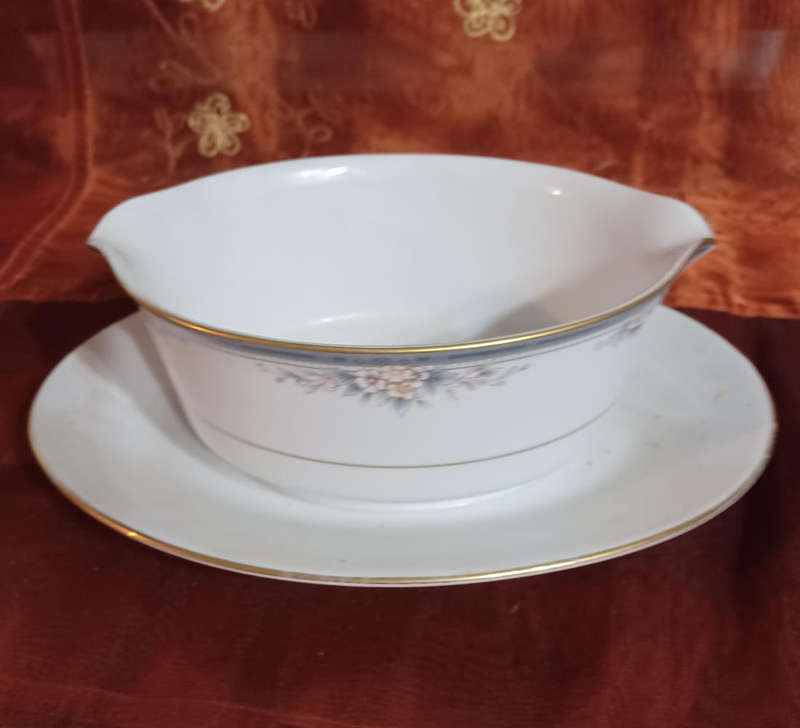Noritake willen 4044 gravy boat