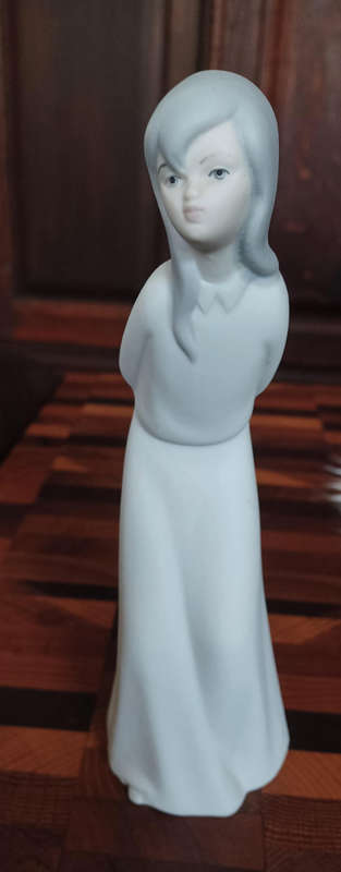 Vintage Llardo style porcelain figurine of a girl