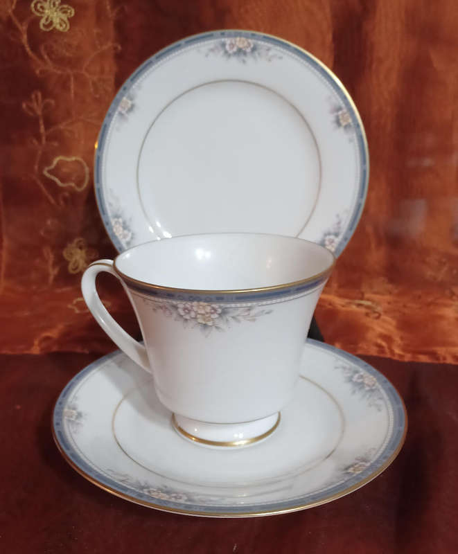 Eleven vintage Noritake Wiilen 4044 trios