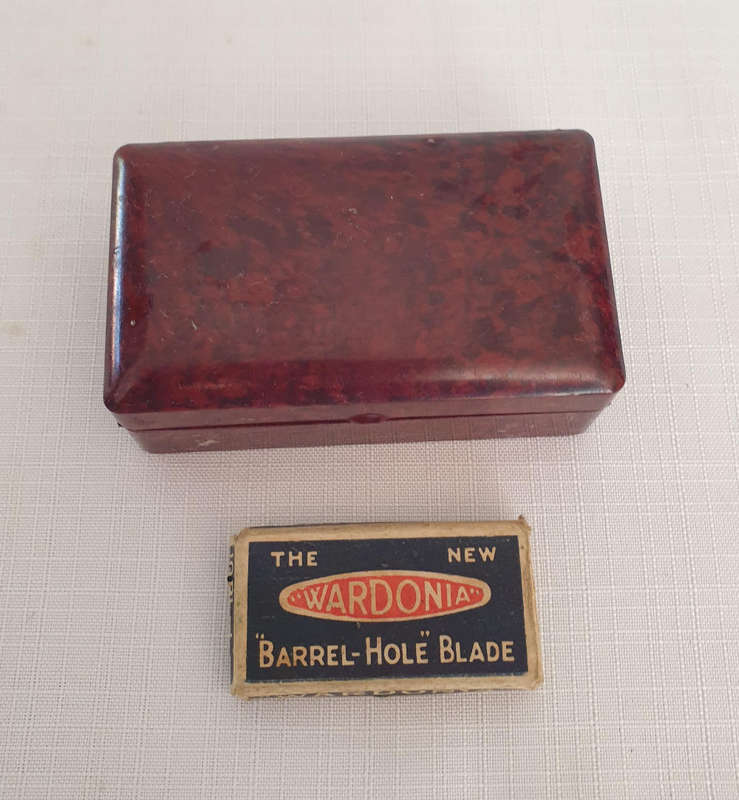 Vintage Valet Auto Strop Safety Razor in  Bakelite Box